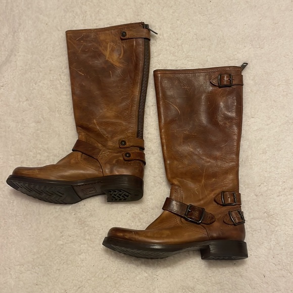 NEW Frye Veronica Back Zip Boots, Distressed Antique Cognac. Size 8 - Picture 5 of 9